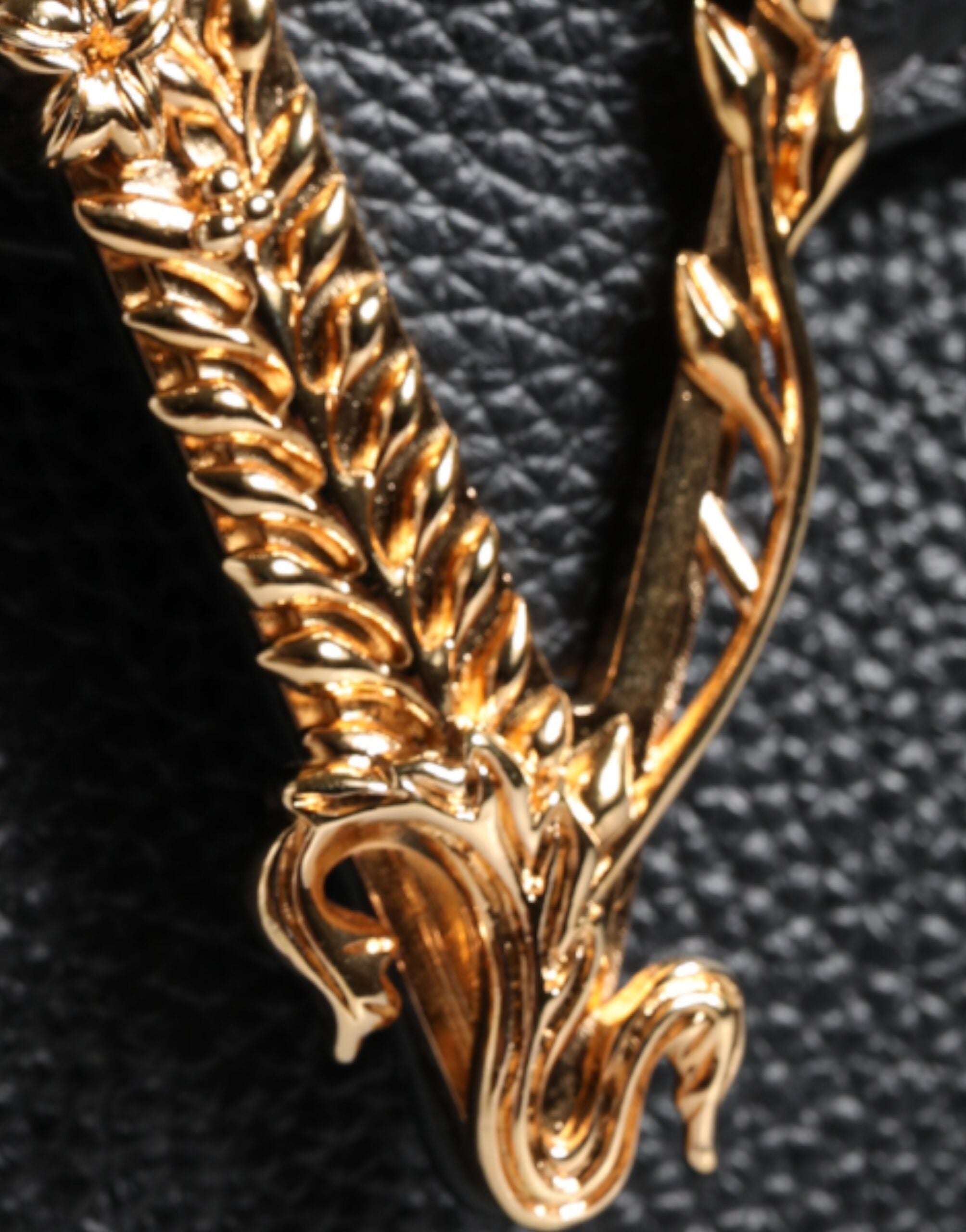 Versace crna torba preko ramena od zrnaste teleće kože s logotipom